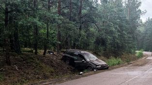 Wsiadł za kierownicę pijany, po narkotykach i złamał trzy sądowe zakazy. Audi wylądowało w rowie