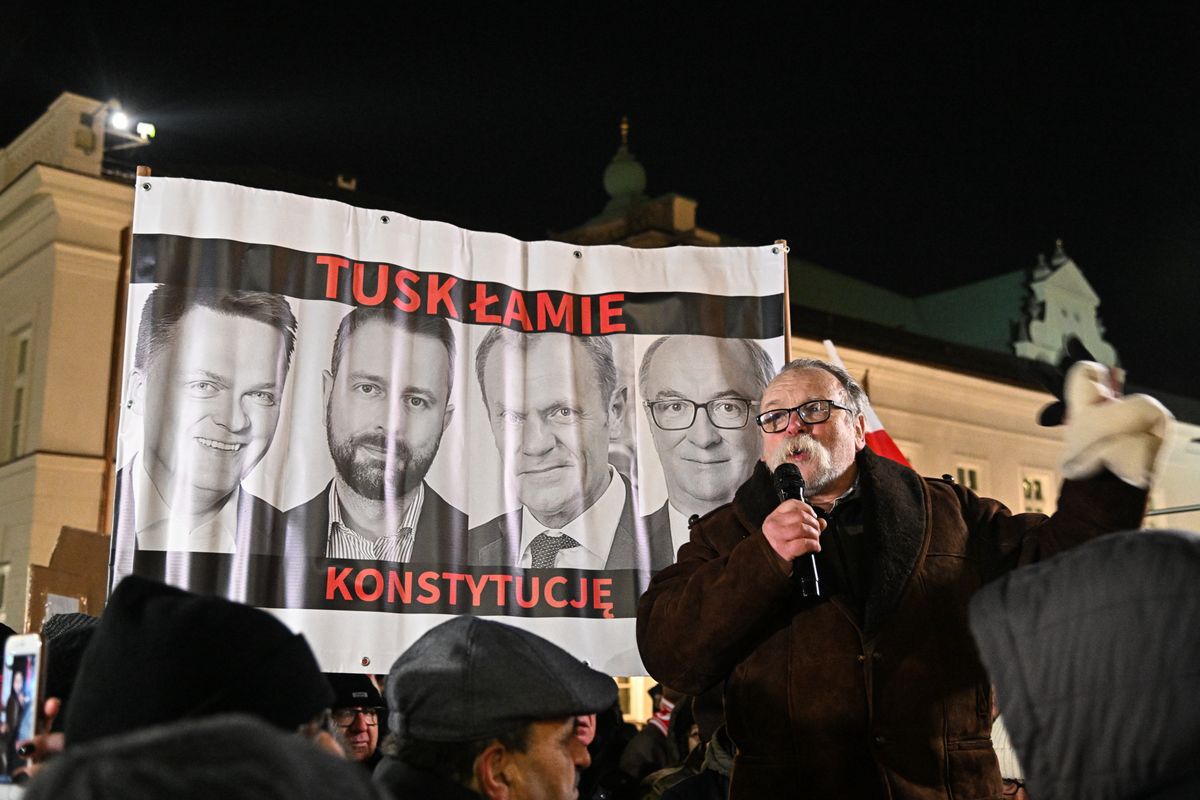 Protest pod Pałacem Prezydenckim po zatrzymaniu Kamińskiego i Wąsika