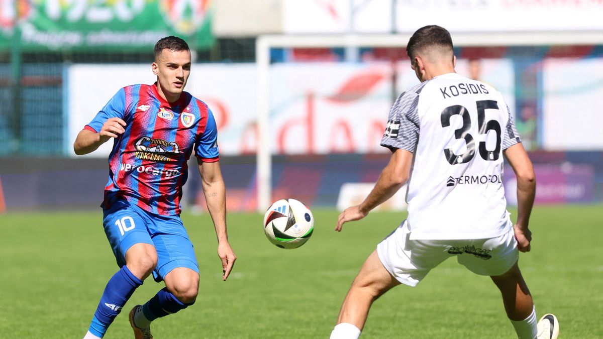 PAP / Michał Meissner / Piłkarz Piasta Gliwice Patryk Dziczek (L) i Michalis Kosidis (P) z Puszczy Niepołomice