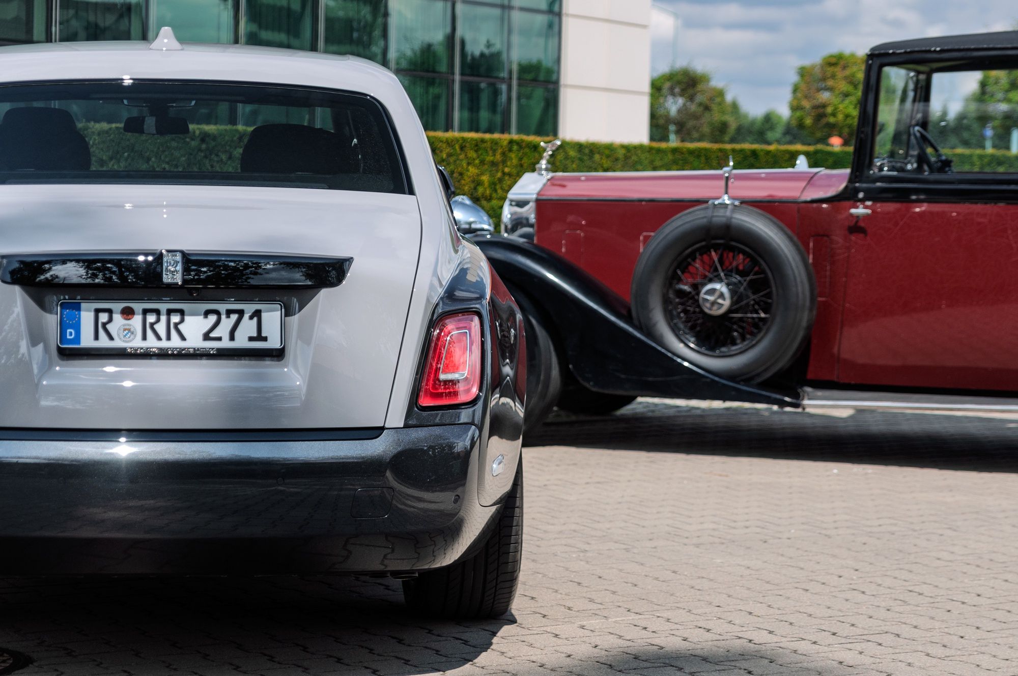 Rolls-Royce Phantom II (1935) i Rolls-Royce Phantom VIII (2025)