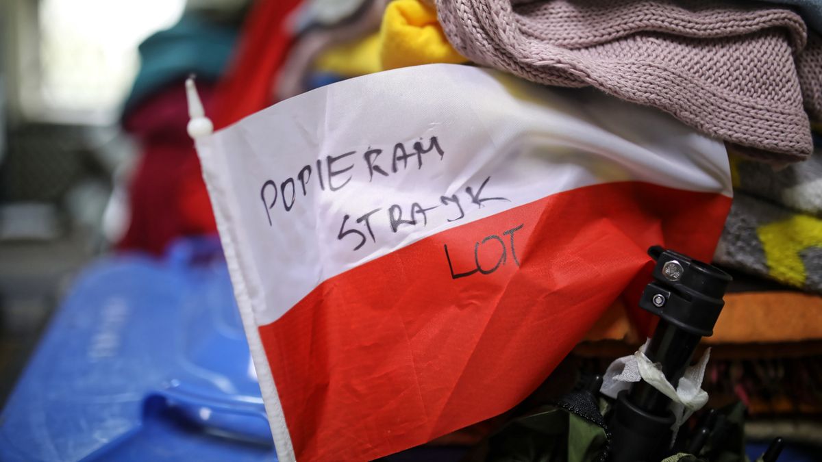 Strajk pracowników LOT został zawieszony do wtorku 30 października.