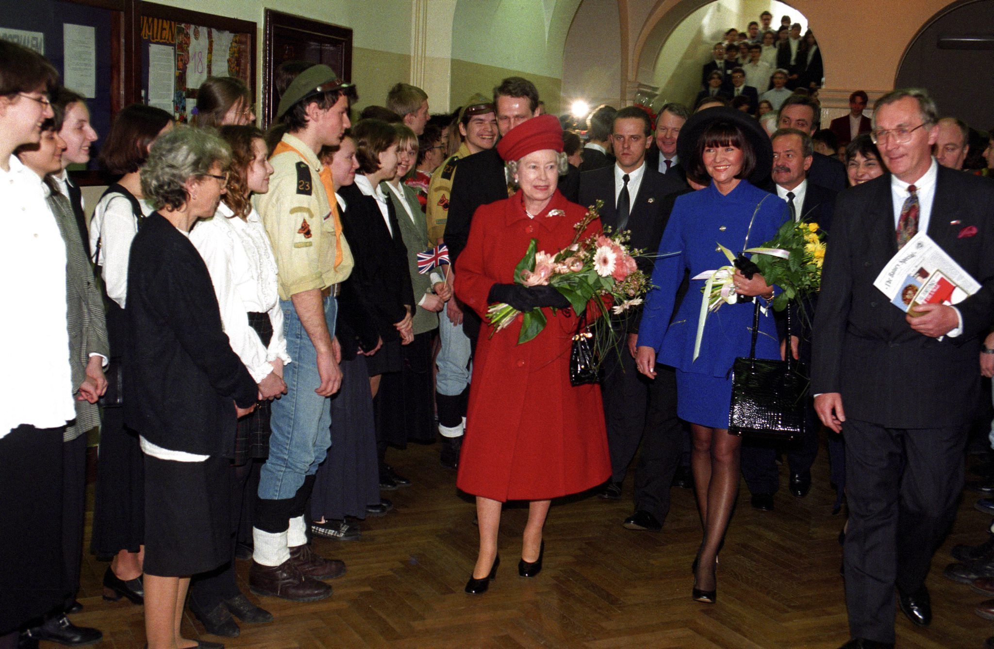 Podczas oficjalnej wizyty w Polsce, królowa angielska Elżbieta II odwiedziła II Liceum Ogólnokształcące im. Stefana Batorego, gdzie obejrzała przedstawienie Pan Tadeusz w wykonaniu uczniów szkoły
