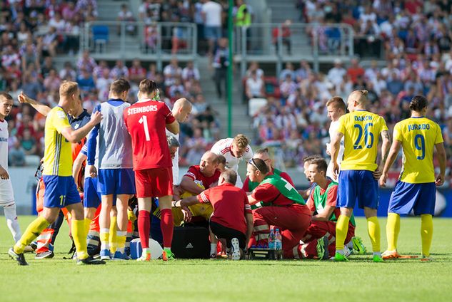 Lekarze udzielają pomocy nieprzytomnemu Tadeuszowi Sosze (Michał Chwieduk/Fokusmedia.com.pl/Newspix.pl)