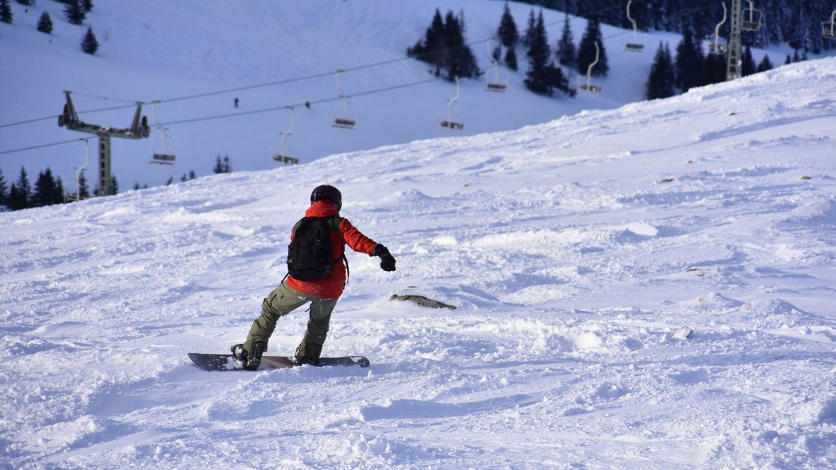 Narciarze na stoku w kotle Goryczkowym