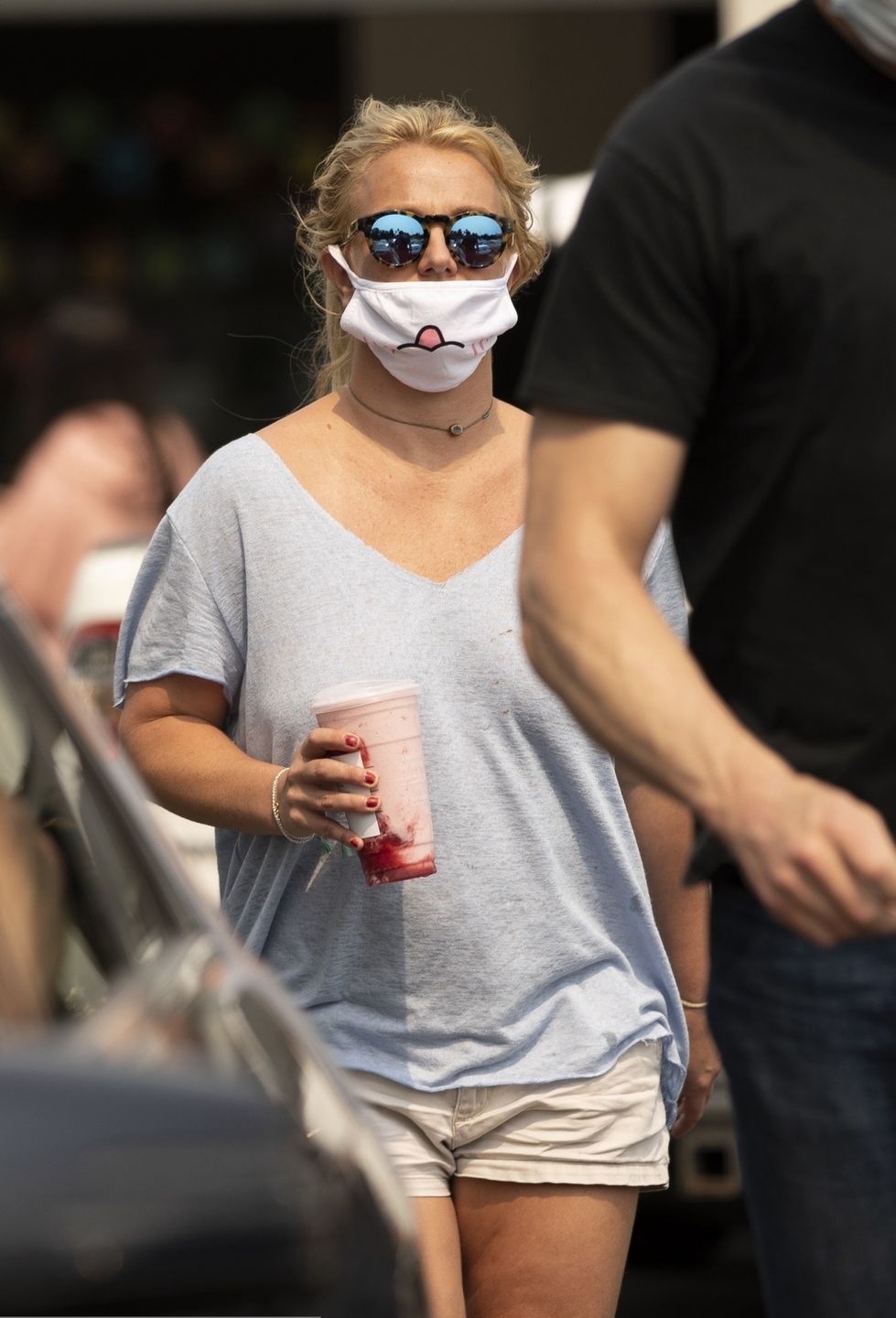 Britney Spears w maseczce do góry nogami