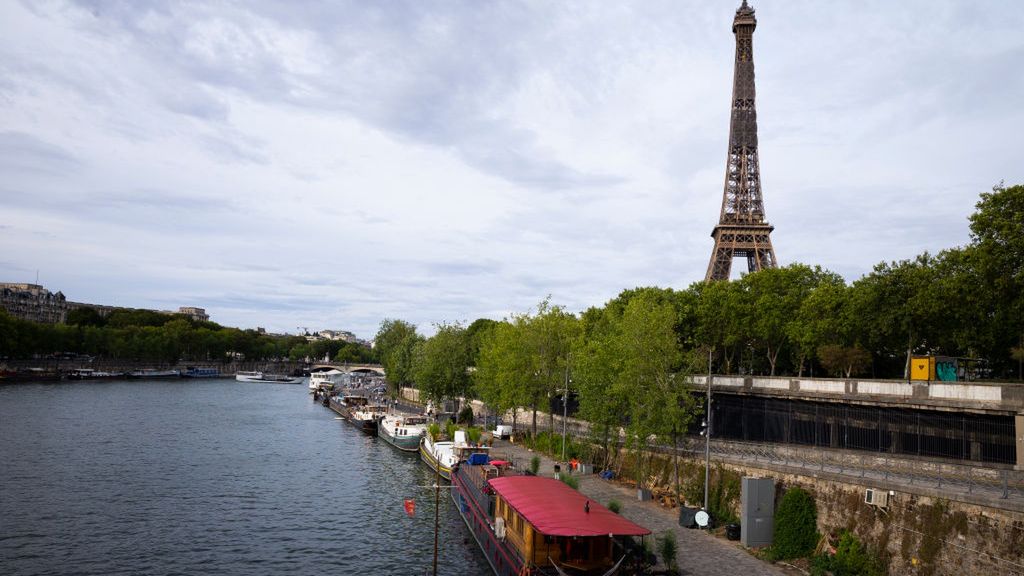 Mężczyzna groził, że wysadzi wieżę Eiffla