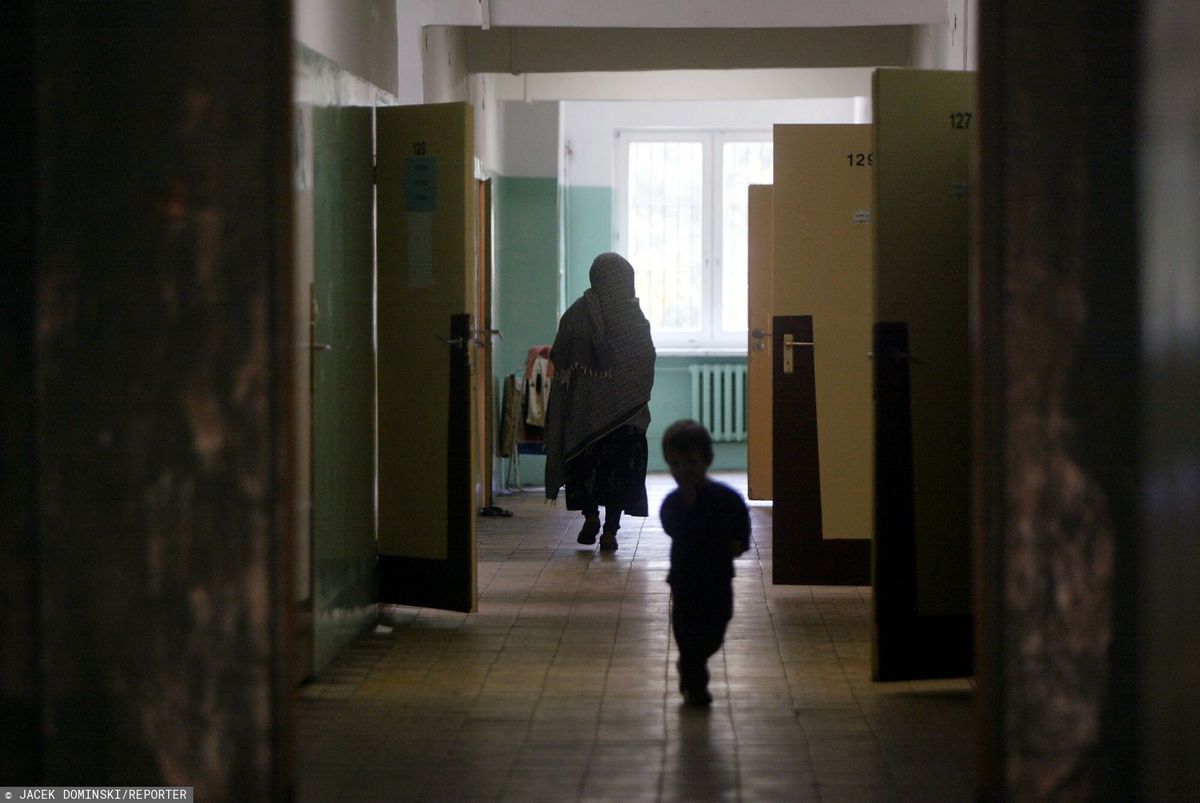 Afgańskie dzieci zatruły się grzybami. Andrusiewicz: Dementuję informację o śmierci chłopca / Na zdjęciu ośrodek dla cudzoziemców w Dębaku-Podkowie Leśnej 