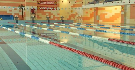 Zielony nalot na dnie basenu sportowego przy ul. Głębokiej w Lublinie