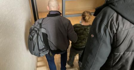 Chorzów. Blisko tragedii w trakcie libacji. Raniła partnera w szyję rozbitą butelką