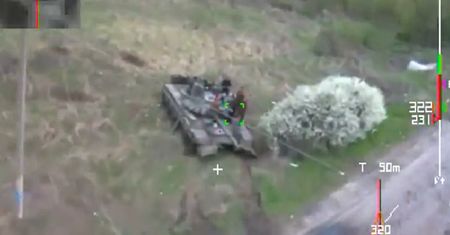 Dron namierzył rosyjskich żołnierzy. To robili na czołgu