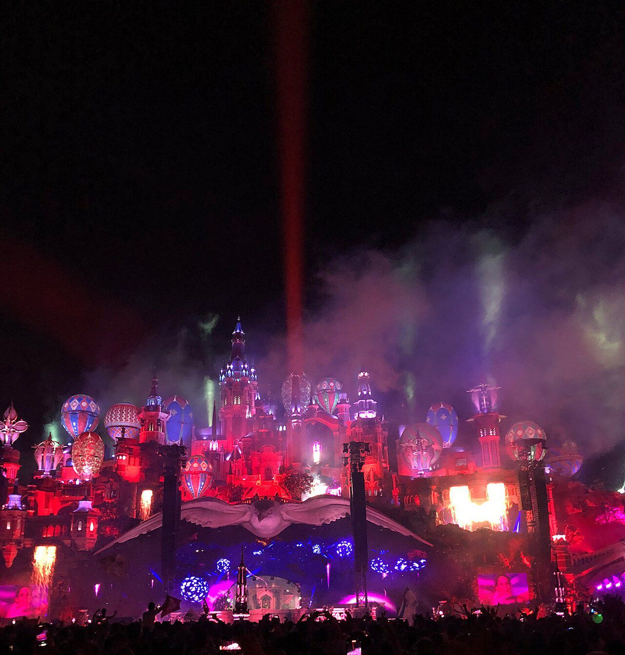 Pożar zniszczył główną scenę Tomorrowland. Organizatorzy: "Festiwal się odbędzie"