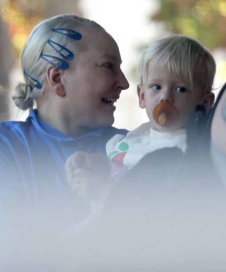 Sia z synem na dziecięcej siłowni