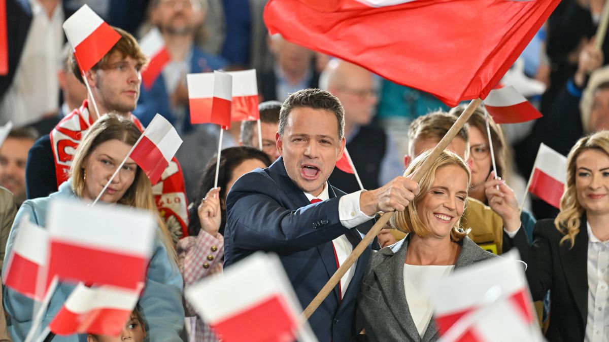 sztab wyborczy Rafa�a Trzaskowskiego
Sandomierz, 18.05.2025. Wybory prezydenta RP - I tura. Kandydat KO w wyborach prezydenckich, prezydent Warszawy Rafa� Trzaskowski w sztabie wyborczym w Hali Sportowo-Widowiskowej MOSiR w Sandomierzu, 18 bm. Zako�czy�o si� g�osowanie w I turze wybor�w prezydenta RP. (aldg) PAP/Piotr Polak
Piotr Polak
I tura, partia, partii, polityk polityka, prezydenckie, prezydenta rp, reakcja, sztab, sztabie, wyborczy, wybory, wyniki, kandydat na Prezydenta RP, sztab wyborczy, wiecz�r wyborczy, wybory prezydenckie, wyniki wybor�w