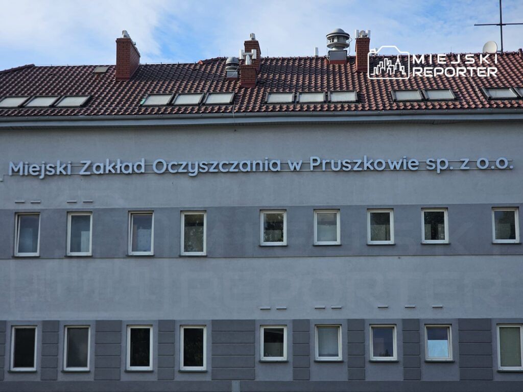 Budynek Miejskiego Zakładu Oczyszczania z widocznym logo i nazwą na elewacji.