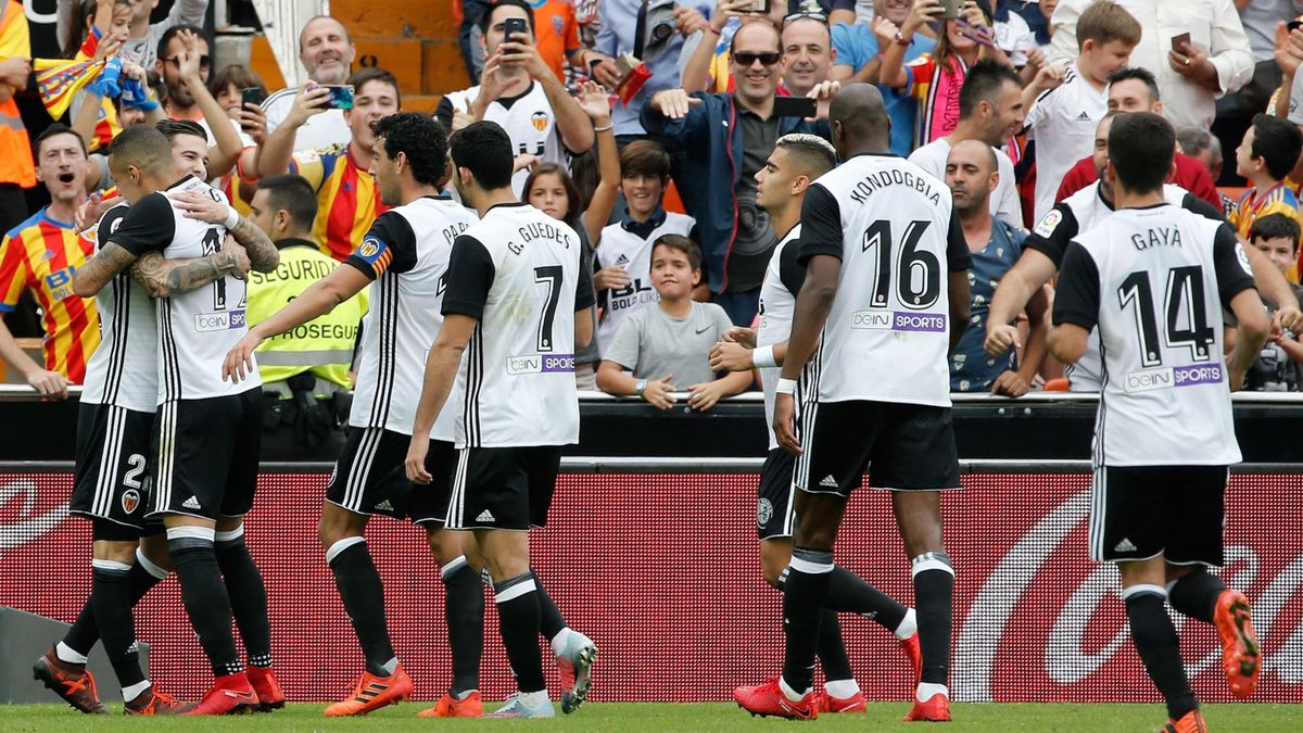 PAP/EPA / JUAN CARLOS CARDENAS / Na zdjęciu: radość piłkarzy Valencii