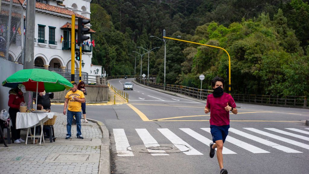 Zdjęcie okładkowe artykułu: Getty Images / Sebastian Barros/NurPhoto / Biegając w mieście należy zakrywać nos i usta