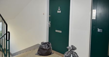 Sąsiad wystawia śmieci przed drzwi? Jest na to sposób