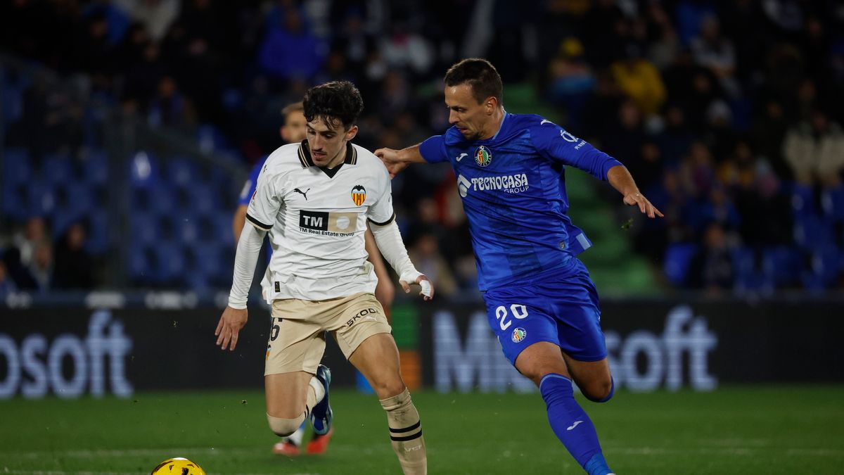 PAP/EPA / PAP/EPA/ZIPI / W meczu Getafe z Valencią sędzia pokazał trzy czerwone kartki