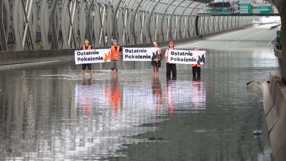 Aktywiści z Ostatniego Pokolenia na S8