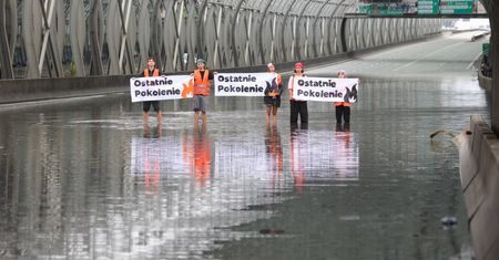 Po kolana w wodzie z transparentami. Protest na S8
