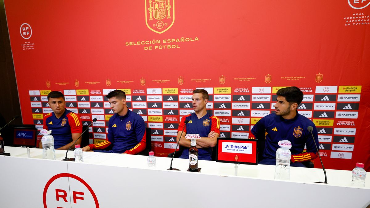 Rodri, Alvaro Morata, Cesar Azpilicueta i Marco Asensio podczas konferencji prasowej