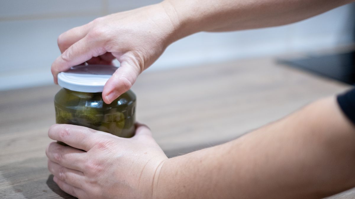 Jak odkręcić słoik przy pomocy folii bąbelkowej?