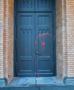 Warszawa. Dwaj mężczyźni zatrzymani ws. pomalowania drzwi kościoła farbą