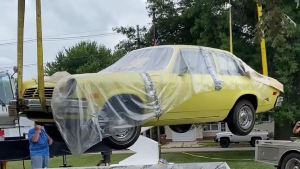 Auto w dobrym stanie zamknięte w kapsule czasu