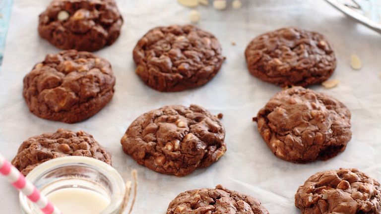 Ciastka waniliowe z dodatkiem karmelu i kokosa w polewie czekoladowej