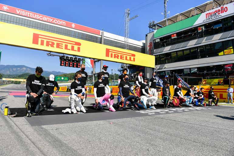 W sezonach 2020-2021 kierowcy klękali na polach startowych, by wesprzeć walkę z rasizmem