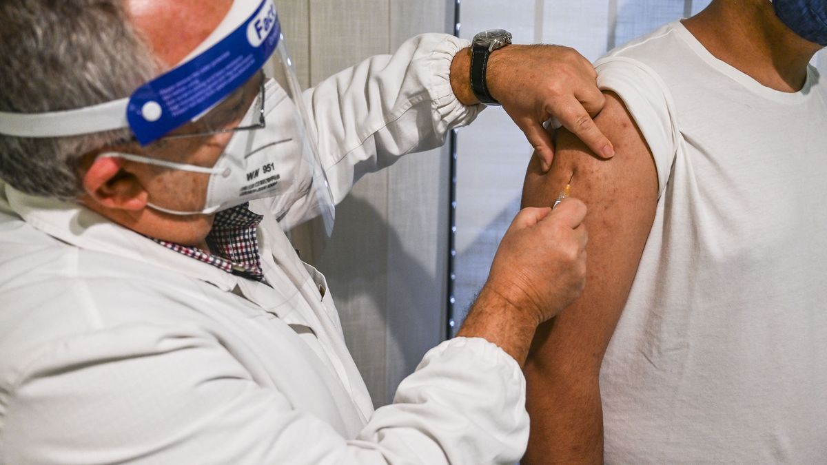 Wójt gminy Lubartów (woj. lubelskie) chce zachęcić swoich podwładnych do szczepień na koronawirusa, dlatego zdecydował, że przyzna im za to nagrody. 