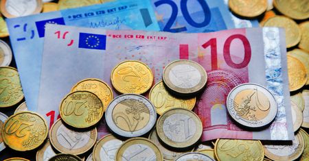 Wejście do strefy euro korzystne dla Polski? "Zdania są podzielone"