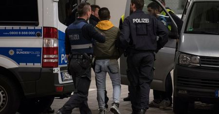Niemcy. Ewakuacja lotniska we Frankfurcie. Groził policji: zabiję was wszystkich, Allahu Akbar