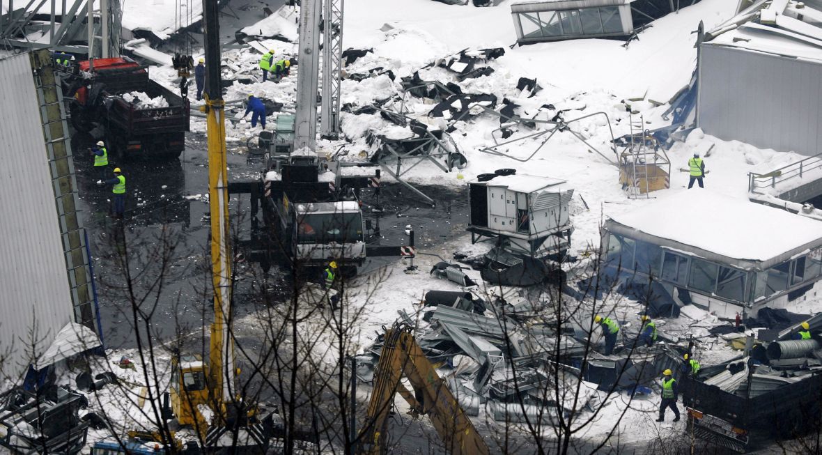 Chorzów, 28.01.2021. Obchody 15. rocznicy zawalenia hali MTK, 28 bm. w Chorzowie. Uroczystości odbyły się przed stojącym obok miejsca tragedii pomnikiem. W katastrofie zginęło 65 osób, ponad 140 zostało rannych, 26 z nich doznało ciężkiego uszczerbku na zdrowiu. Była to największa katastrofa budowlana w historii Polski. (amb) PAP/Andrzej Grygiel