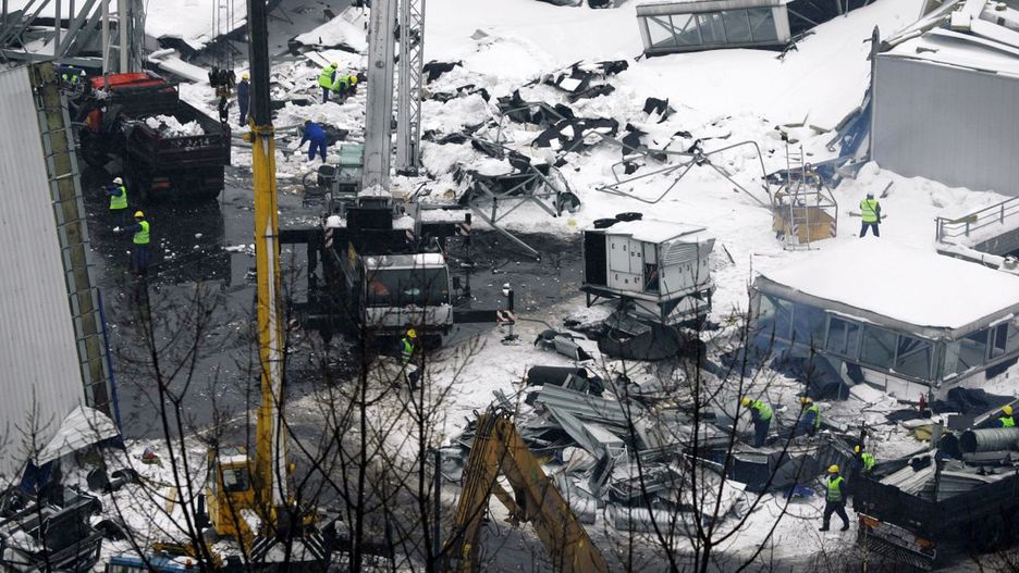 Chorzów, 28.01.2021. Obchody 15. rocznicy zawalenia hali MTK, 28 bm. w Chorzowie. Uroczystości odbyły się przed stojącym obok miejsca tragedii pomnikiem. W katastrofie zginęło 65 osób, ponad 140 zostało rannych, 26 z nich doznało ciężkiego uszczerbku na zdrowiu. Była to największa katastrofa budowlana w historii Polski. (amb) PAP/Andrzej Grygiel