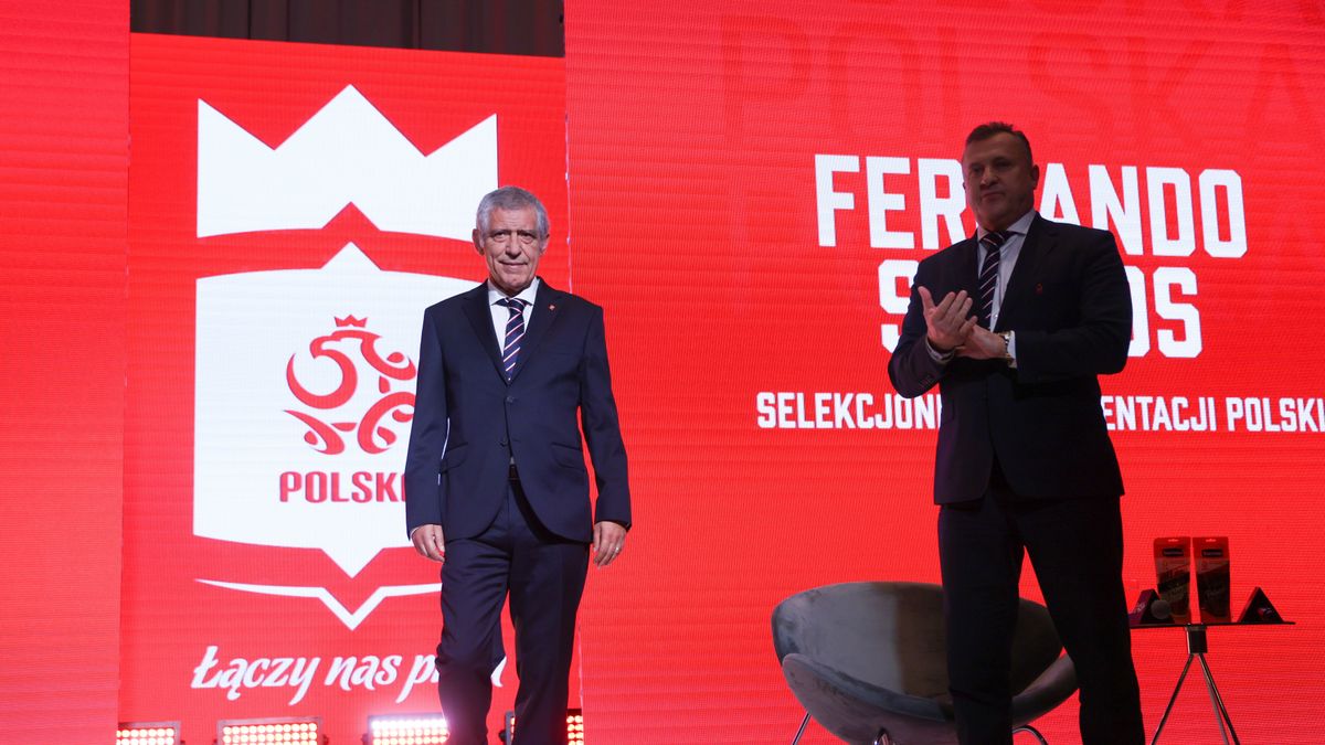 Warszawa, 24.01.2023. Nowy trener piłkarskiej reprezentacji Polski Fernando Santos (L) i prezes Polskiego Związku Piłki Nożnej Cezary Kulesza (P) podczas konferencji prasowej na stadionie PGE Narodowym, 24 bm. Portugalski szkoleniowiec zastąpił Czesława Michniewicza, który z końcem 2022 roku stracił posadę selekcjonera drużyny narodowej. (mk) PAP/Leszek Szymański