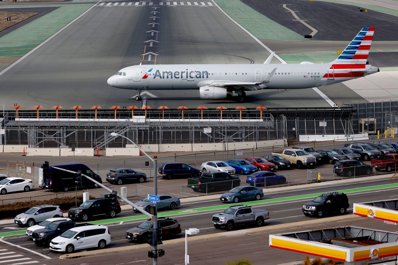 American Airlines flights grounded by technical glitch