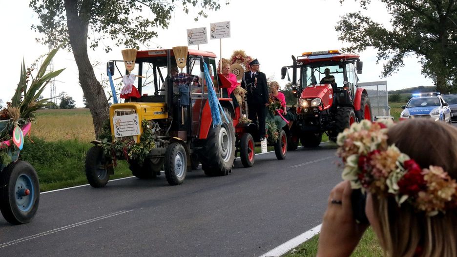 Wojewódzkie Dożynki na Dolnym śląsku w tym roku odbędą się 7 września w Wądrożu Wielkim. Oprócz tradycyjnej zabawy czeka nas coś nowego - wielkie wyścigi traktorów.