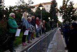 Protest przed Sejmem. Demonstranci owinęli się drutem