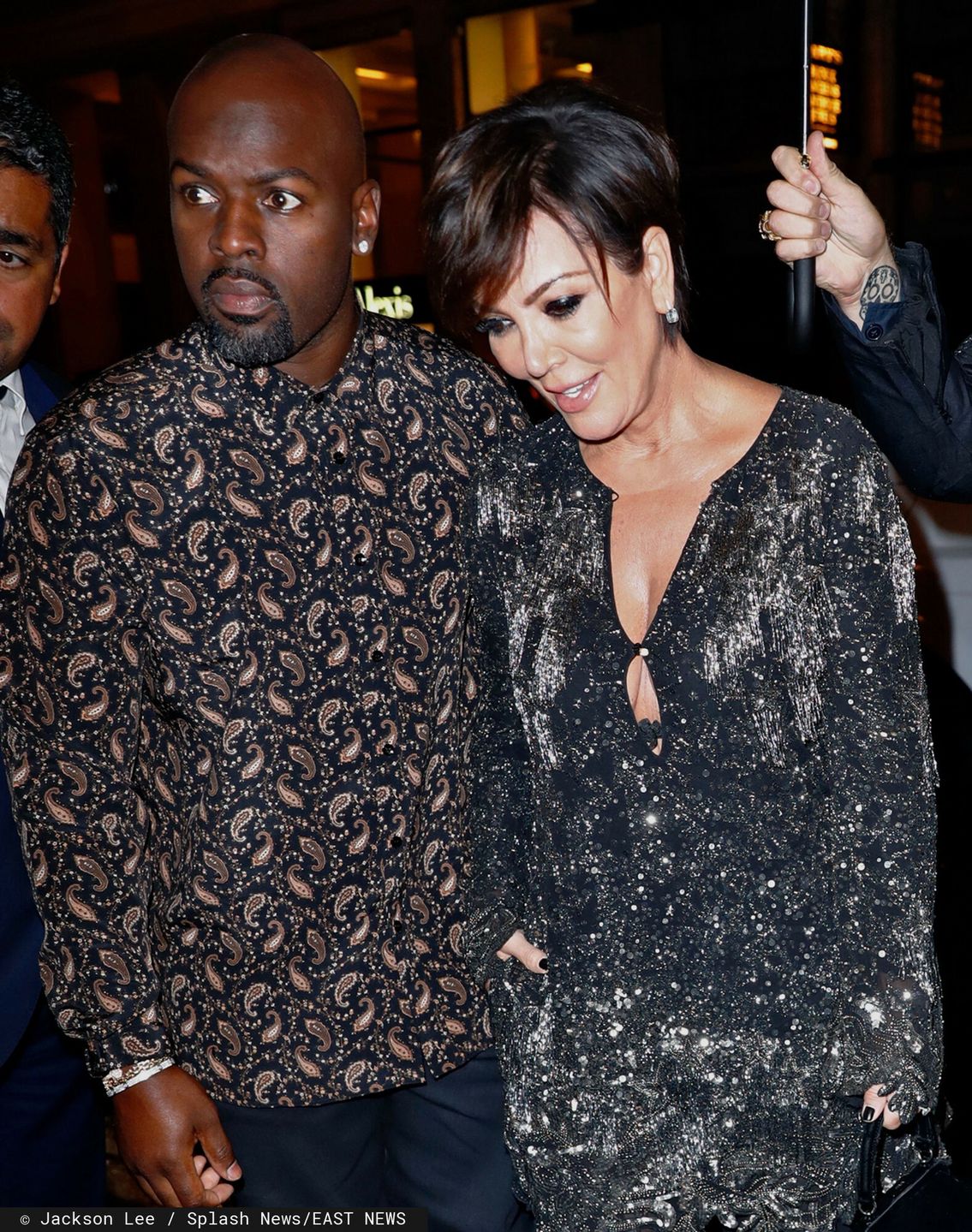Kanye West publikuje nagłówek newsa, mówiący, że chłopak Kris Jenner ZDRADZIŁ JĄ w nocnym klubie