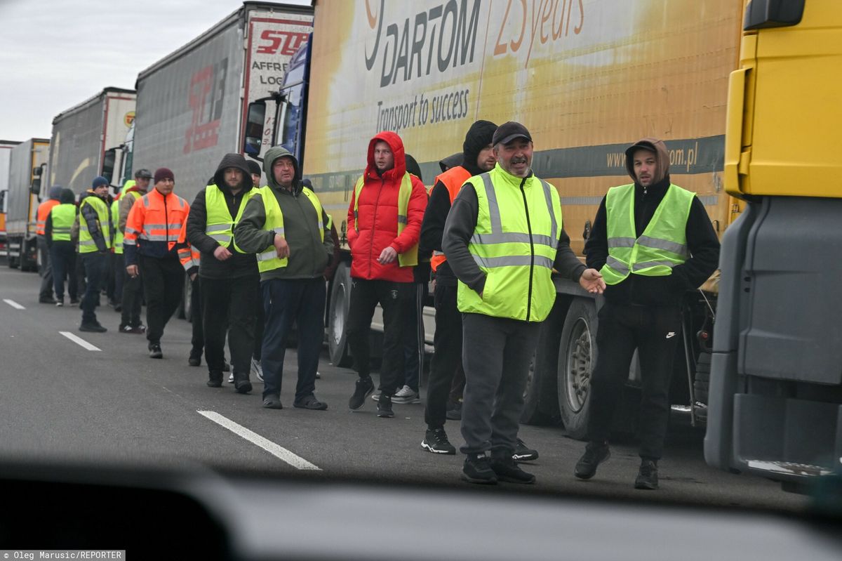 Na przejściu na granicy polsko-ukraińskiej trwa protest kierowców ciężarówek. Łotwa chce pomóc w mediacjach
