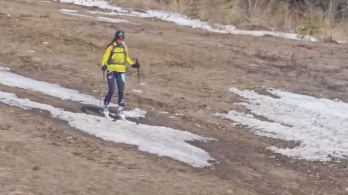 Przemieszczała się na nartach mimo braku śniegu.