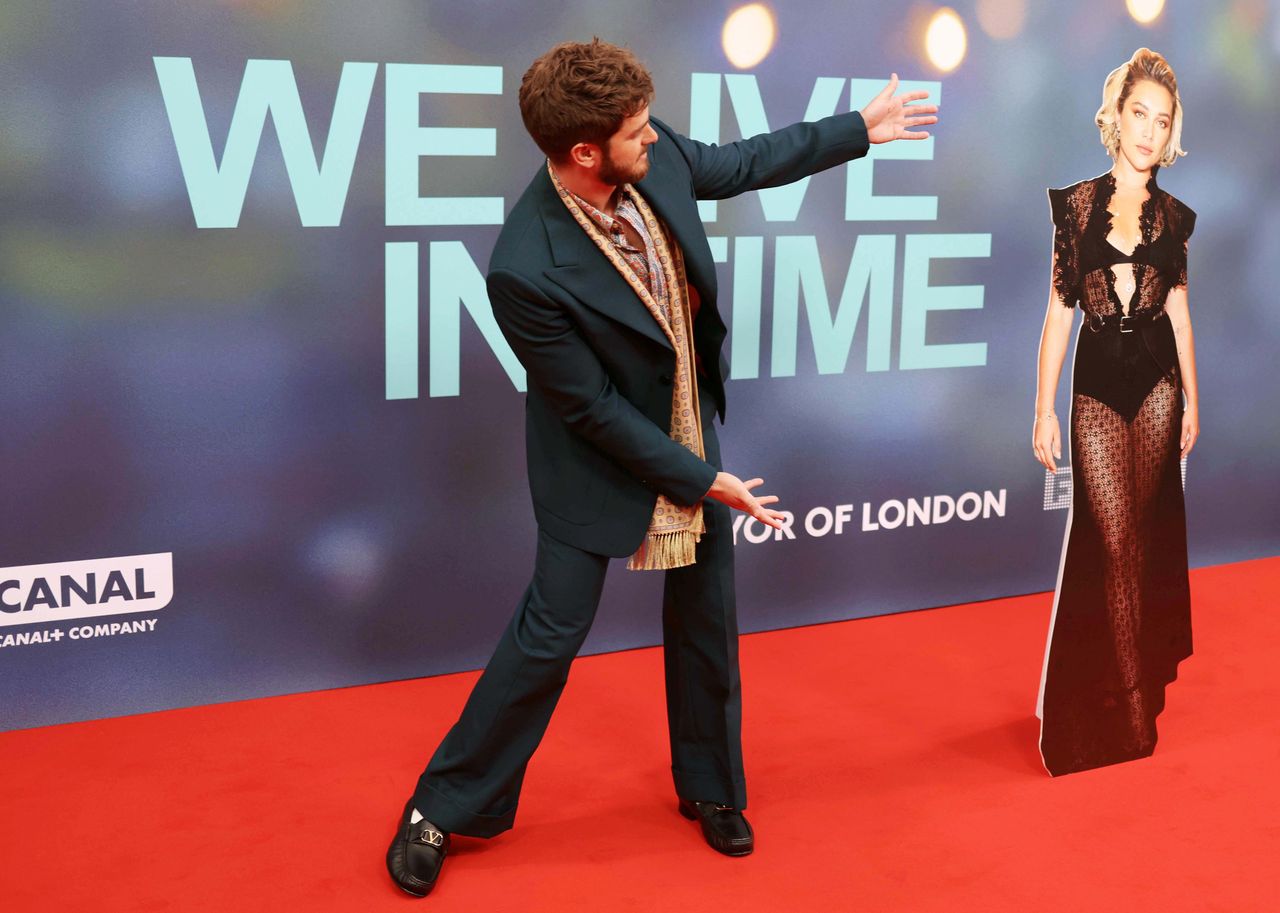 British actor Andrew Garfield poses on the red carpet with a cut-out image of absent co-star English actor Florence Pugh at the premiere of the film 'We Live in Time' during the BFI London Film Festival in London, Britain, 17 October 2024. The 68th edition of the annual film festival runs from 09 to 20 October 2024. EPA/NEIL HALL Dostawca: PAP/EPA.