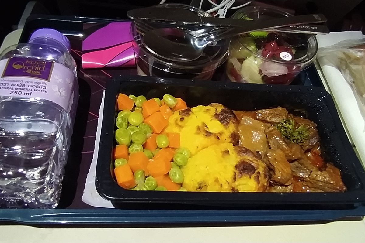 Dinner on board a Qatar Airways flight