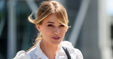 Marcelina Zawadzka w zwiewnej sukience. Wiatr płatał jej figle