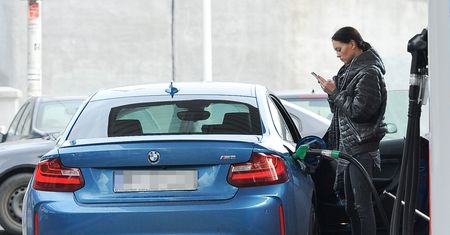 Edyta Zając-Rzeźniczak tankuje luksusowe BMW (ZDJĘCIA)