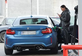 Edyta Zając-Rzeźniczak tankuje luksusowe BMW (ZDJĘCIA)