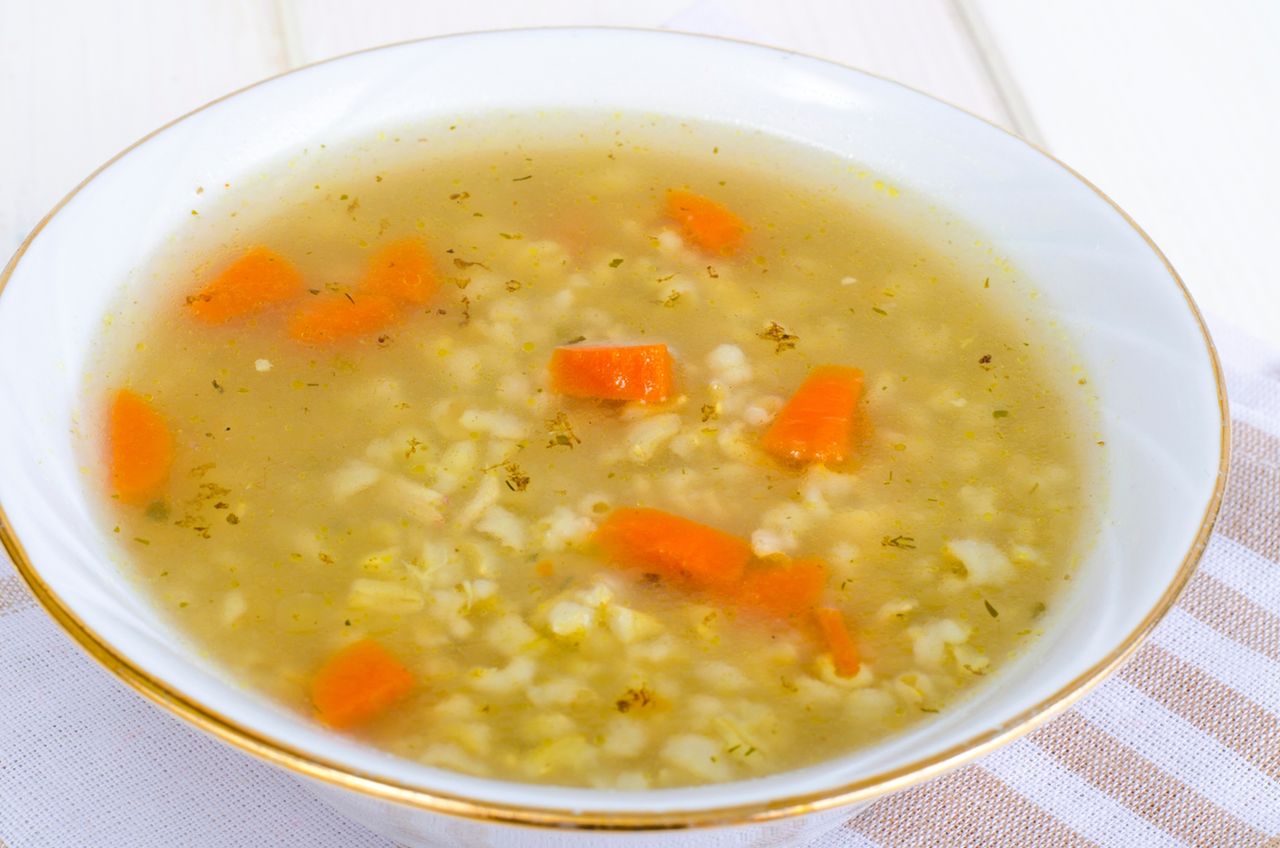 Co jeść przy jelitówce? Dieta w przebiegu choroby, zasady prawidłowego nawodnienia