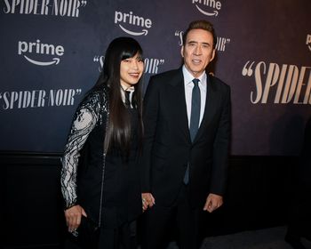 Nicolas Cage na premierze serialu. Pozuje z 30 lat młodszą żoną