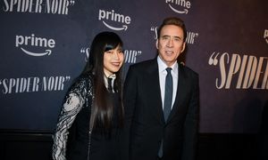 Nicolas Cage na premierze serialu. Pozuje z 30 lat młodszą żoną